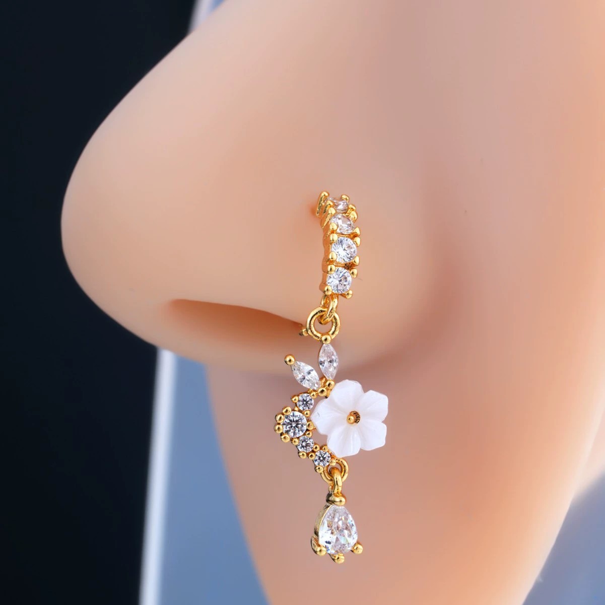 Body Jewelry Surgical Steel - حلقة أنف ذهبية على شكل زهرة